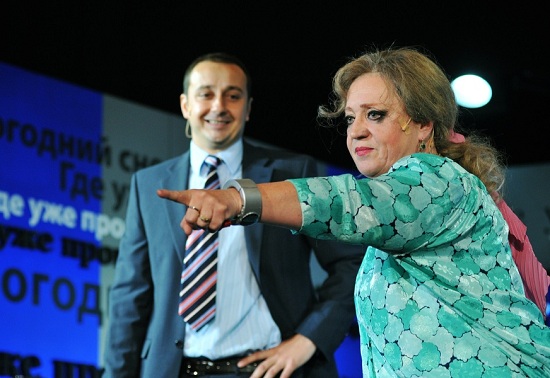 A műsorvezető egy darabig azt hiszi, egy súlycsoportban vannak...