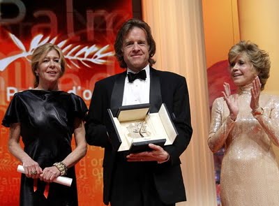 Cannes-2011 - Terrence Malick Arany pálmáját átveszi a producer