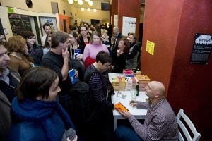 Erlend Loe dedikál - Fotó: Gordon Eszter