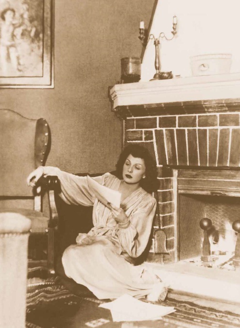 Mezei Mária a kandalló előtt