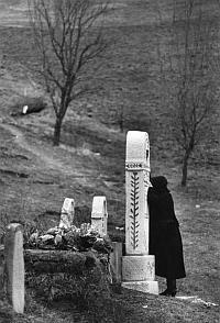 Korniss Péter: A sírnál