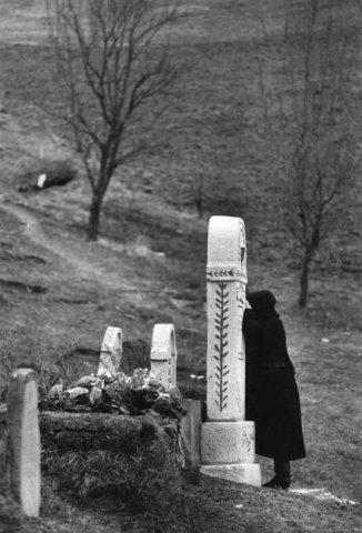 Korniss Péter: A sírnál