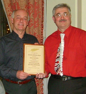Rácz János átveszi az Arany Penna díjat