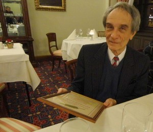 Tótfalusi István az Arany Penna díjjal