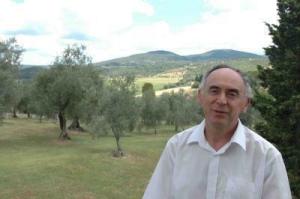 Bedő J. István, a háttérben a toszkán táj (fotó: Komáromi Zoltán)