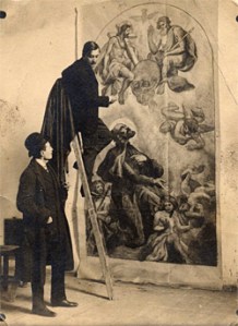 Gebauer Ernő freskó kartonját teszi fel a falra (forrás: hetedhethatar.hu)