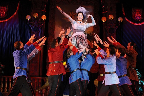 Kállay Bori (Anhilte) és a kadétok. Budapesti Operettszínház, 2008