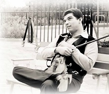 Farkas Róbert (éppen a zenekarról álmodozik?)