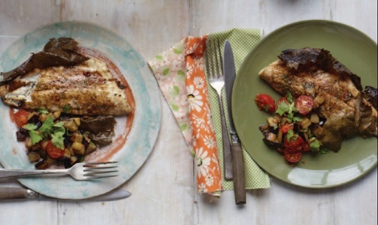 Fűszeres sügér szőlőlevélben sütve, paradicsomos padlizsánnal