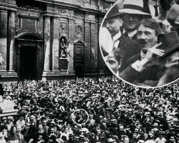 Adolf Hitler a háború kitörését ünneplő tömegben a müncheni Odeonsplatz mellett