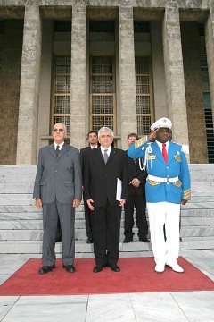 Díszsorfal, szárnysegéd, protokollfőnök – és a nagykövet, megbízólevelével