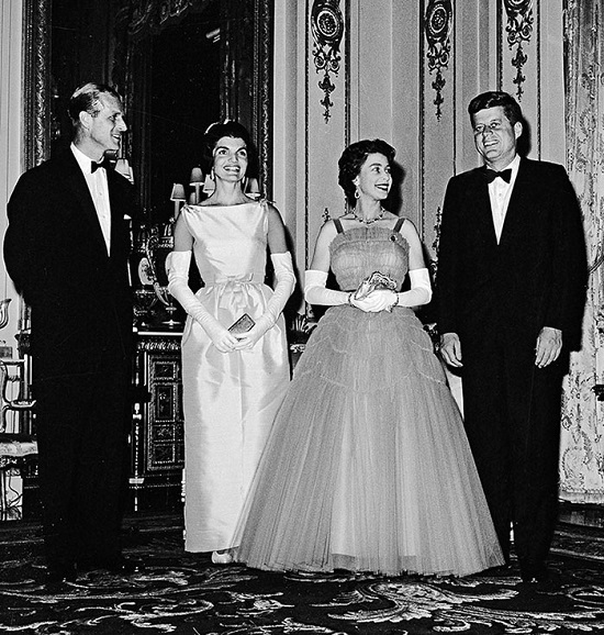A királyi pár John F. Kennedy elnök és felesége, Jacqueline társaságában, a Buckingham-palotában adott fogadáson, 1961. június 15. Popperfoto/Getty Images