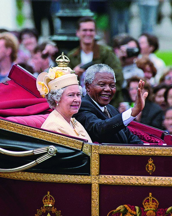 A királynő és Nelson Mandela a dél-afrikai köztársasági elnök hivatalos angliai látogatásának első napján hintóval hajtat a Buckingham-palotába, 1996. július 9. Tim Graham/Getty Images
