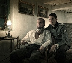 Ulrich Thomsen (Tiszt), Ulrich Matthes (Apa)