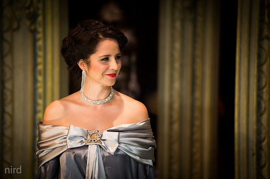 De mi van a selyem belépő alatt?