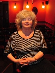 Sándor Anna (Háttérben a Spinoza Színház)