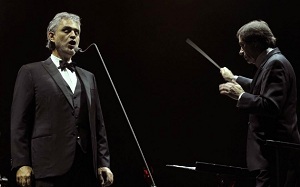 Andrea Bocelli és Marcello Rota karmester a 2013-as budapesti koncerten (MTI Fotó: Kovács Attila)