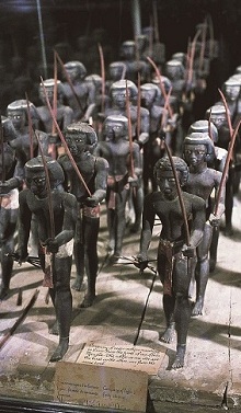 A Középső Birodalomban (i. e. 2000 körül) gyakoriak voltak a modellfigurák. Ez a negyven fős csoport núbiai íjászokat ábrázol. Mesehti sírjából kerültek elő, Assiutban, 1894-ben (Egyiptomi Múzeum, Kairó) [A könyv illusztrációja]