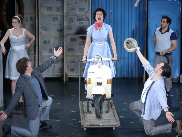 Egyedül a mopeden, Rómában! (elöl: Fekete Ernő, Balla Eszter, Szikszai Rémusz, hátul Cseh Judit, Nagy Dániel Viktor)