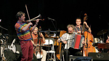 Jelen az egész Szakértők zenekar