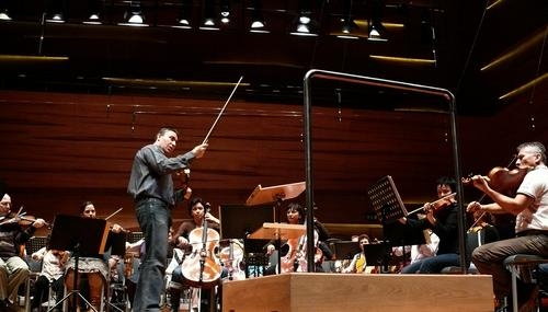 Időnként előjátszik a zenekarnak