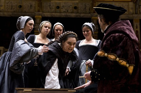 Katalin királyné (Kate Duchêne) magalázkodik