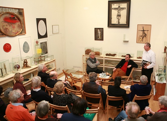 A kötet bemutatóján a Vízivárosi Galériában (Fotó: Eisenmann József)