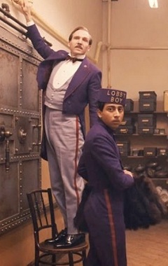 Ralph Fiennes (Gustave), Tony Revolori (Zero Moustafa) 