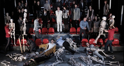 A holnap embere: Fortinbras (Dóra Béla eh.), makulátlan fehérben, lábánál Dánia