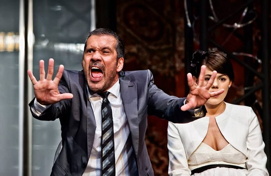 Az erkölcsvédő képviselő úr (Mihályfi Balázs) és leánya (Csobot Adél) (MCs)