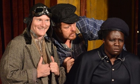 Lasponya (Chris Starkie) leleplezi a hamis tanút (Joy Richardson)