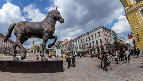 A Sforza-ló az átadás után a Széchenyi téren