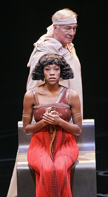 Christopher Plummer (Caesar) és Nikki M. James (Kleopátra)