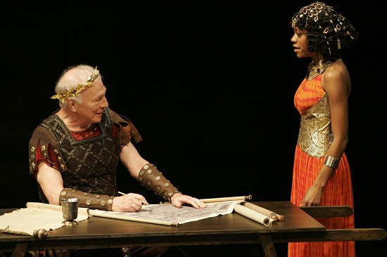 Ch. Plummer (Caesar), Nikki M. James (Kleopátra)