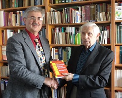 P. Szabó József (j) és Kiss Gábor kiadóvezető a könyv bemutatóján
