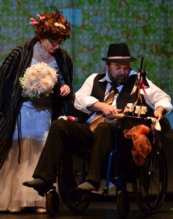 Bíró Kriszta és Hevér Gábor a Pékesküvő jelenetben (SzSzM)