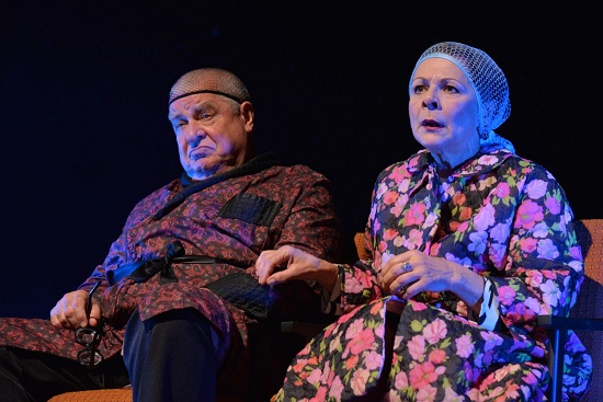 Károly bácsi és Irma néni (Papp János, Borbás Gabi) rájön a rejtély megoldására