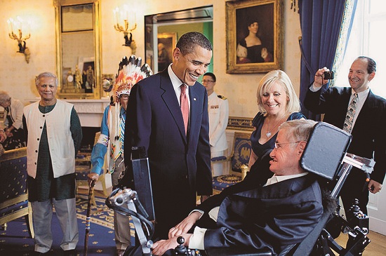 Hawking Lucy lányával a Presidental Medal of Freedom kitüntetés átvételén Barack Obama elnökkel