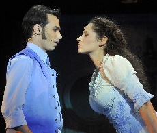 Az ifjú – és még szerethető Scrooge (Kerényi Miklós Máté) és Belle (Vágó Bernadett)