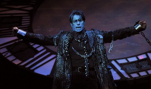 A néhai Marley (Szabó P. Szilveszter) visz a szellemútra