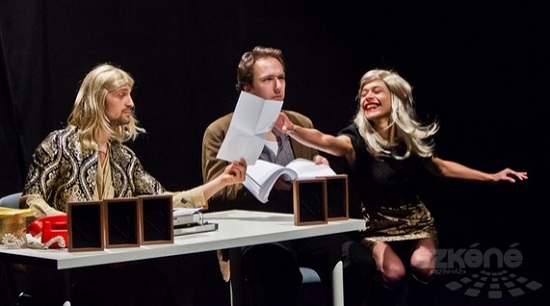 Az igazgatói előszobában (Viktor Balázs – Polikszena Vasziljevna, Domokos Zsolt, Ljudmilla Szilvesztrovna – Piti Emőke)