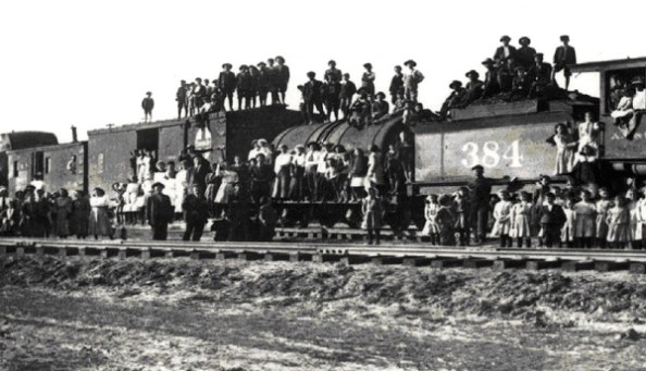 Az »Árvák vonata« – a kép 1900 körül készült, jelenleg a kansasi néprajzi múzeumban található