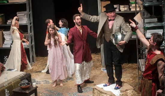 Totális züllés és káosz (Nyakó Juli, Pallagi Melitta, [mögöttük takarásban Sipos György és Homonnai Katalin], bíbor zakóban Horváth Szabolcs, cilinderben Spilák Lajos, Lovas Dániel