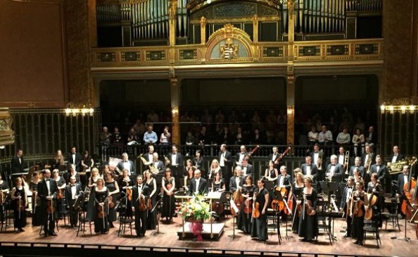 A zenekar egy korábbi koncertjén, a Zeneakadémián