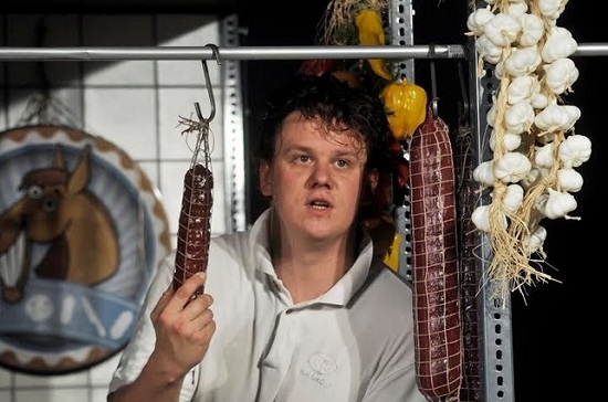 A csemegepultos: Ötvös András (Fotó: Révész Róbert)