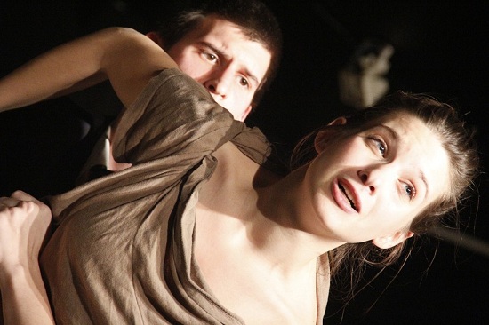 Dominó  (Brecht nyomán)