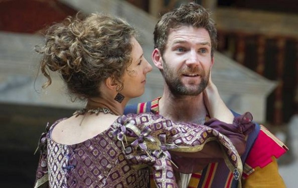 Adriana (Hattie Ladbury) és Antipholus, a szirakúzai (Simon Harrison)