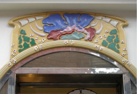 Épületkerámia a pécsi Citrom udvaron