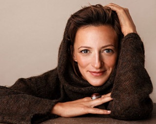 Szalóki Ági mint Karádi Katalin