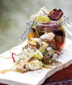 Csíkszentmihályi Márton • Feke Zoltán Tengerisügér-filé nyers sonkával, kéksajttal pácolva